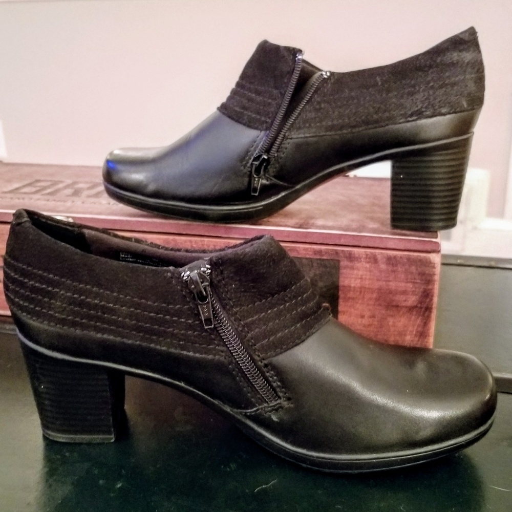 Clarks Bendables In New Condition - image 3